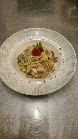 Pasta-Teller mit Kräutern und Tomate